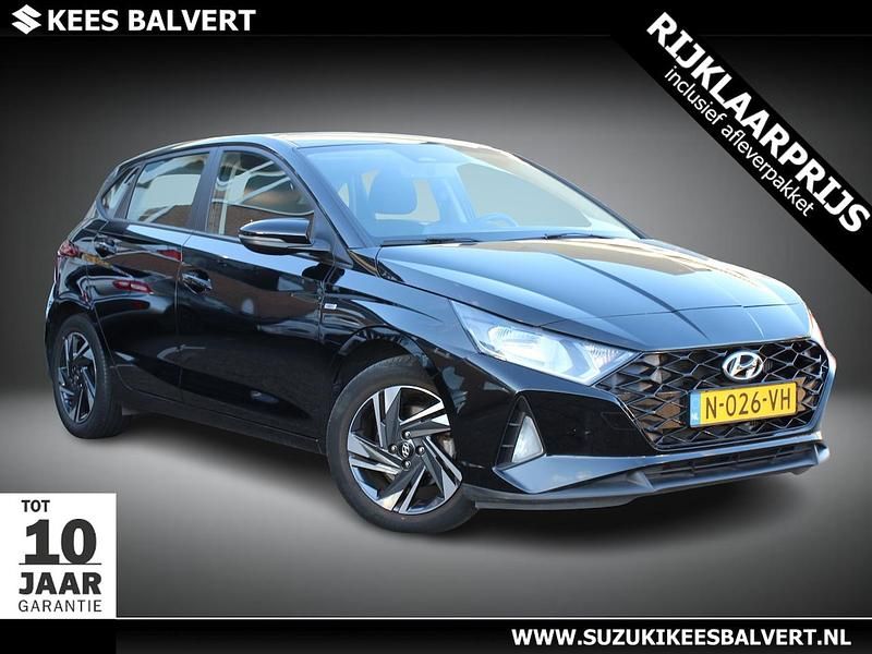 Zwart (metallic) Occasion 2022 Hyundai i20 Comfort Hatchback | € 16.750 (Eerlijke prijs) - Afbeelding 1/4