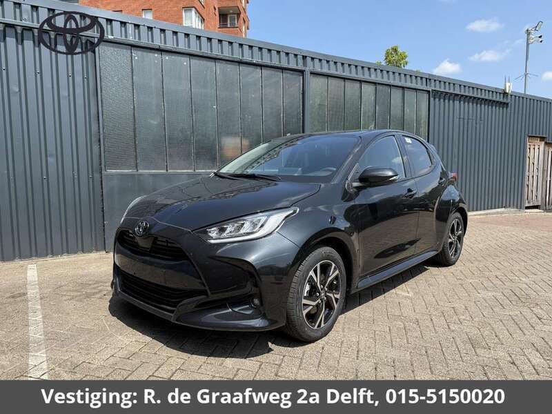Zwart Nieuw 2025 Toyota Yaris Hybrid Luxury Hatchback | € 28.250 - Afbeelding 1/4
