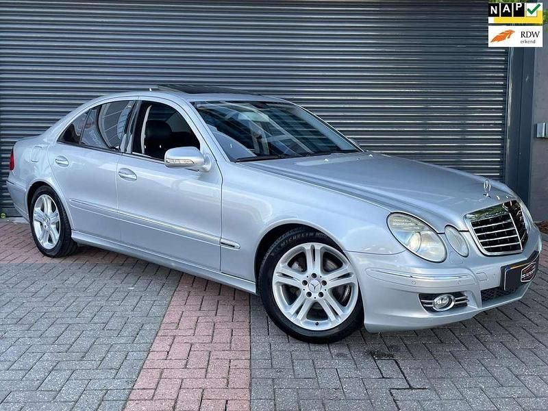 Grijs Gebruikt 2007 Mercedes E280 Avantgarde Sedan | € 5.500 (Eerlijke prijs) - Afbeelding 1/4