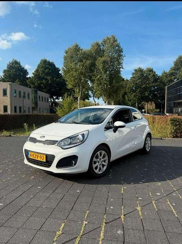 Wit Gebruikt 2013 Kia Rio 2 Sedan | € 4.499 (Eerlijke prijs) - Afbeelding 1/4