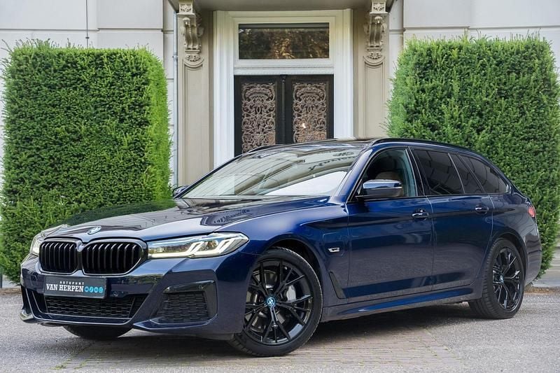 Blauw Gebruikt 2022 BMW 530e M Sport Stationwagen | € 46.940 (Iets duurder) - Afbeelding 1/4