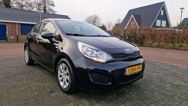 Occasion 2013 Kia Rio DREAM-TEAM Edition Sedan | € 3.950 (Eerlijke prijs) - Afbeelding 1/4