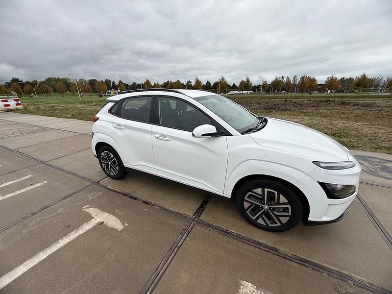 Wit (metallic) Gebruikt 2023 Hyundai Kona Comfort SUV | € 18.900 (Super prijs) - Afbeelding 1/4