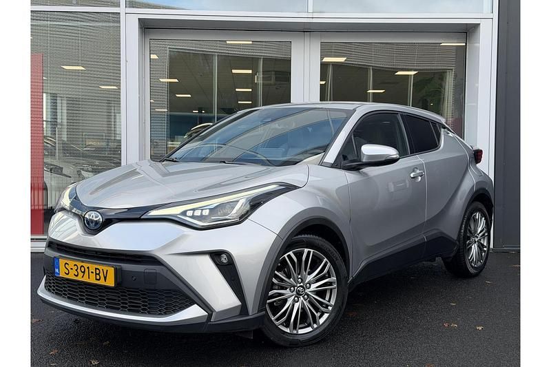 Grijs Gebruikt 2023 Toyota C-HR+ Executive SUV | € 30.749 (Iets duurder) - Afbeelding 1/1