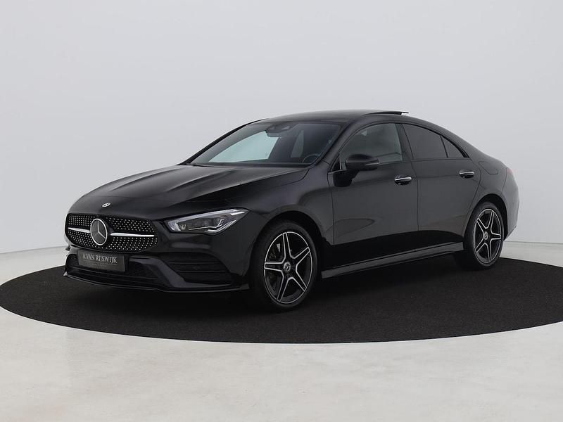 Zwart Gebruikt 2022 Mercedes CLA250e AMG line Sedan | € 33.700 (Goede deal) - Afbeelding 1/4