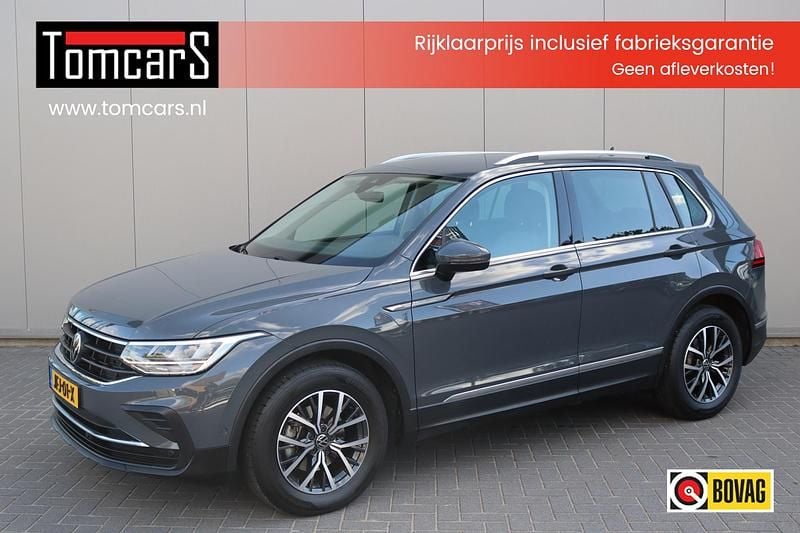 Grijs Gebruikt 2023 VW Tiguan Life SUV | € 34.950 (Super prijs) - Afbeelding 1/3