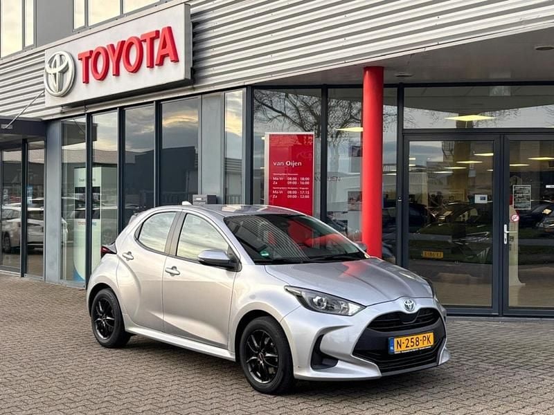 Grijs Gebruikt 2021 Toyota Yaris Hybrid Active Hatchback | € 19.495 (Goede deal) - Afbeelding 1/4