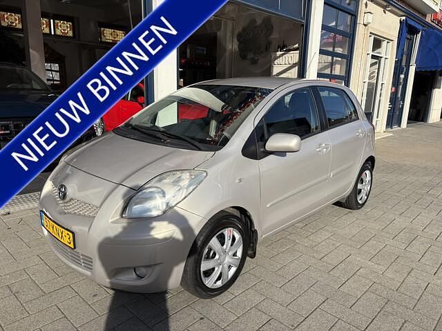 Bruin Gebruikt 2010 Toyota Yaris Hatchback | € 2.999 (Eerlijke prijs) - Afbeelding 1/4