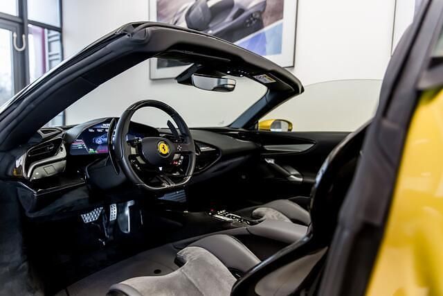 Occasion Ferrari SF90 135 PK (99 kW) 2022 Geel Cabriolet