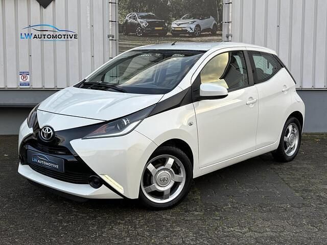 Wit Gebruikt 2014 Toyota Aygo X-play Hatchback | € 7.745 (Eerlijke prijs) - Afbeelding 1/4