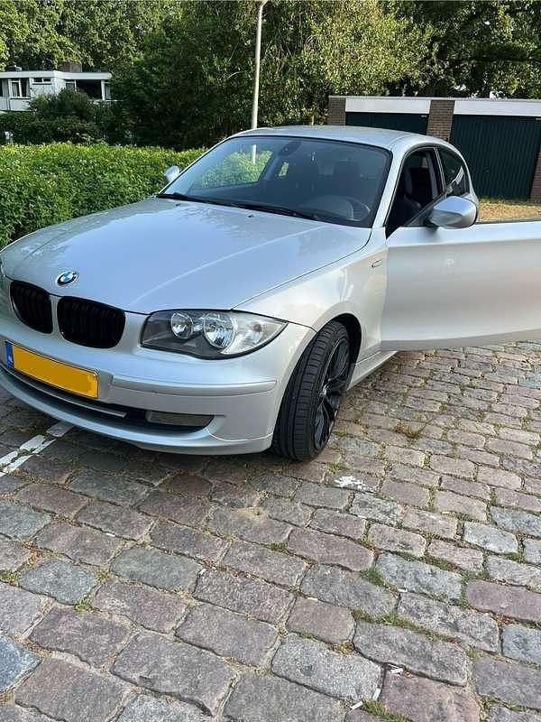 Grijs Gebruikt 2010 BMW 116 Hatchback | € 3.500 (Eerlijke prijs) - Afbeelding 1/4