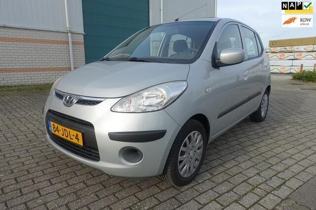 Grijs, metallic lak Gebruikt 2009 Hyundai i10 Dynamiq Hatchback | € 6.995 (Iets duurder) - Afbeelding 1/4