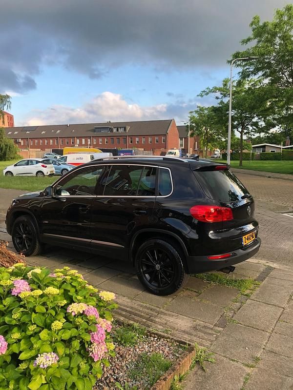 Zwart (metallic) Gebruikt 2013 VW Tiguan Comfortline SUV | € 11.750 (Eerlijke prijs) - Afbeelding 1/4