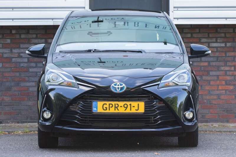 Zwart, metallic lak Gebruikt 2019 Toyota Yaris Hybrid Executive Hatchback | € 15.900 (Goede deal) - Afbeelding 1/4