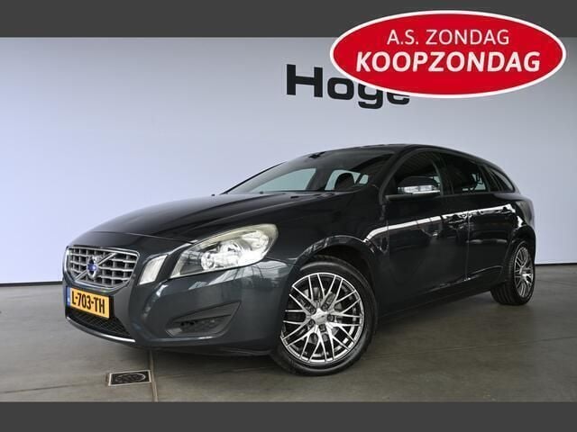 Grijs, metallic lak Gebruikt 2011 Volvo V60 Kinetic Stationwagen | € 8.940 (Iets duurder) - Afbeelding 1/4