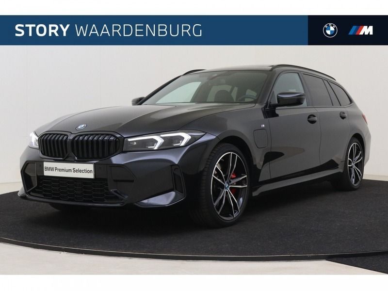 Saphirschwarz (donker zwart metallic) Gebruikt 2024 BMW 330e Comfort Edition Stationwagen | € 49.850 (Eerlijke prijs) - Afbeelding 1/4