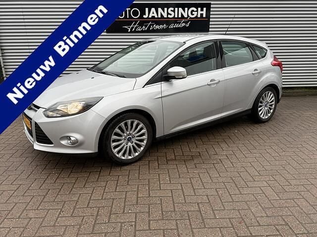 Grijs (metallic) Gebruikt 2013 Ford Focus Titanium Hatchback | € 5.945 (Eerlijke prijs) - Afbeelding 1/4