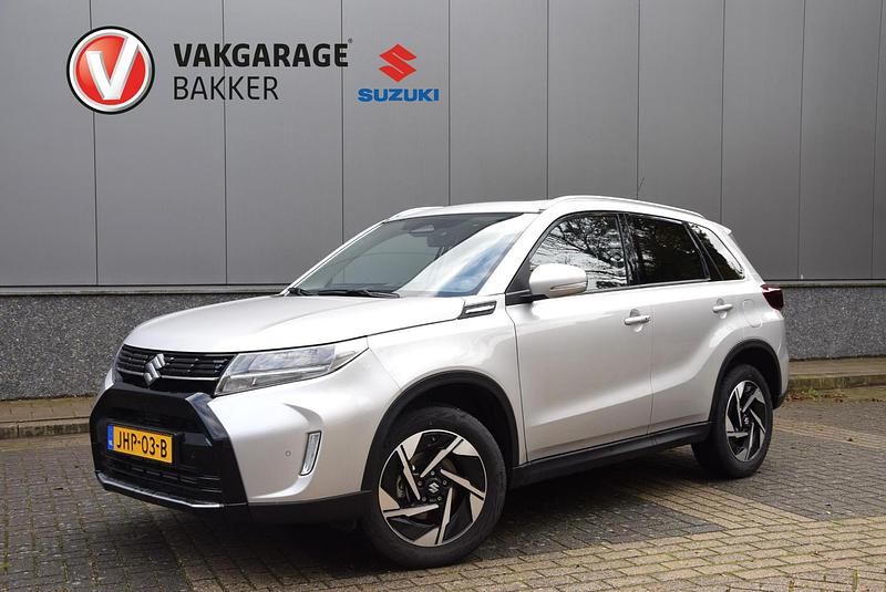 Zilver Gebruikt 2024 Suzuki Vitara Style SUV | € 27.700 (Eerlijke prijs) - Afbeelding 1/4