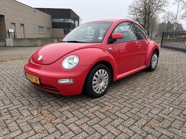 Rood (parellak) Gebruikt 2000 VW Beetle Highline Hatchback | € 995 (Eerlijke prijs) - Afbeelding 1/4