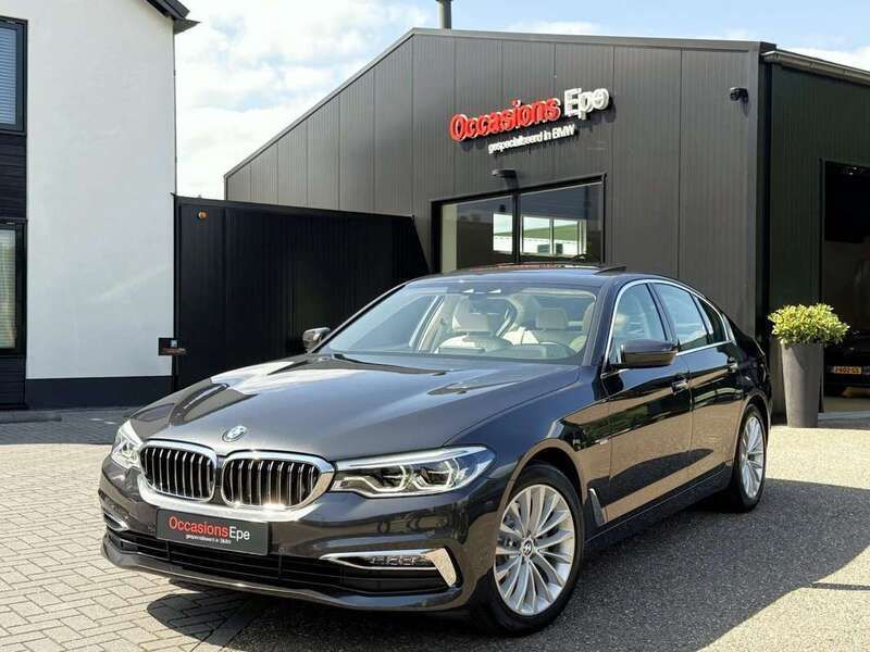 Grijs, metallic lak Gebruikt 2018 BMW 520 Luxury Line Sedan | € 26.900 (Eerlijke prijs) - Afbeelding 1/4