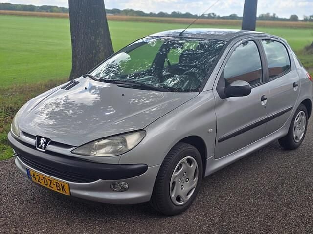 Grijs Gebruikt 2000 Peugeot 206 | € 1.350 (Eerlijke prijs) - Afbeelding 1/4