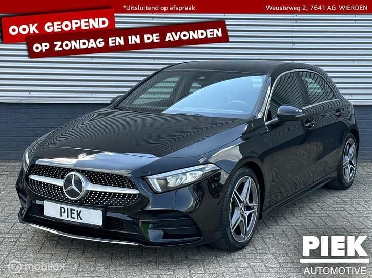 Zwart, metallic lak Gebruikt 2018 Mercedes A180 AMG Hatchback | € 20.999 (Eerlijke prijs) - Afbeelding 1/3