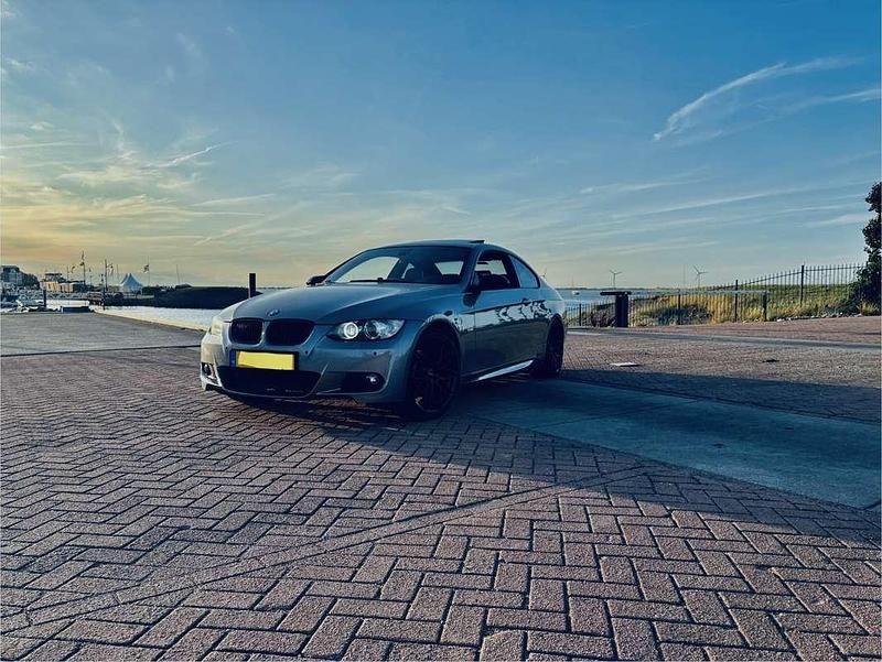 Grijs Gebruikt 2007 BMW 330 Coupé | € 13.500 (Duur) - Afbeelding 1/4