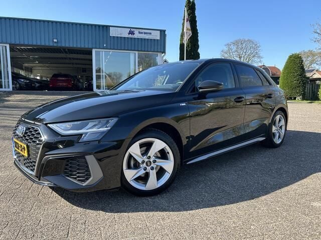 Zwart Gebruikt 2024 Audi A3 Sportback S-Line Hatchback | € 27.995 (Super prijs) - Afbeelding 1/4