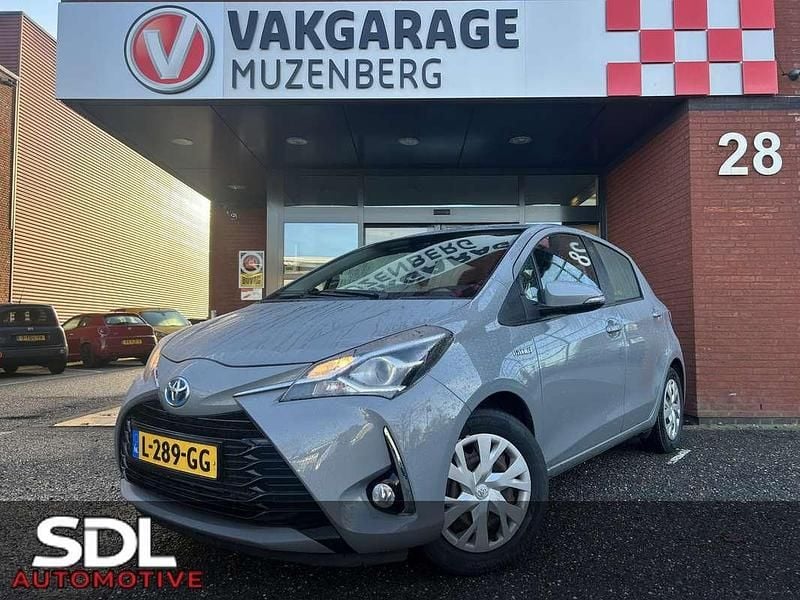 Grijs (metallic) Occasion 2020 Toyota Yaris Hybrid Active Hatchback | € 14.945 (Super prijs) - Afbeelding 1/4
