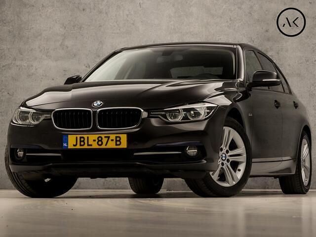 Bruin, metallic lak Gebruikt 2017 BMW 318 Sport Line Sedan | € 15.945 (Eerlijke prijs) - Afbeelding 1/4