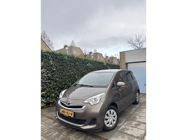 Bruin Gebruikt 2015 Toyota Verso-S MPV | € 6.500 (Super prijs) - Afbeelding 1/4
