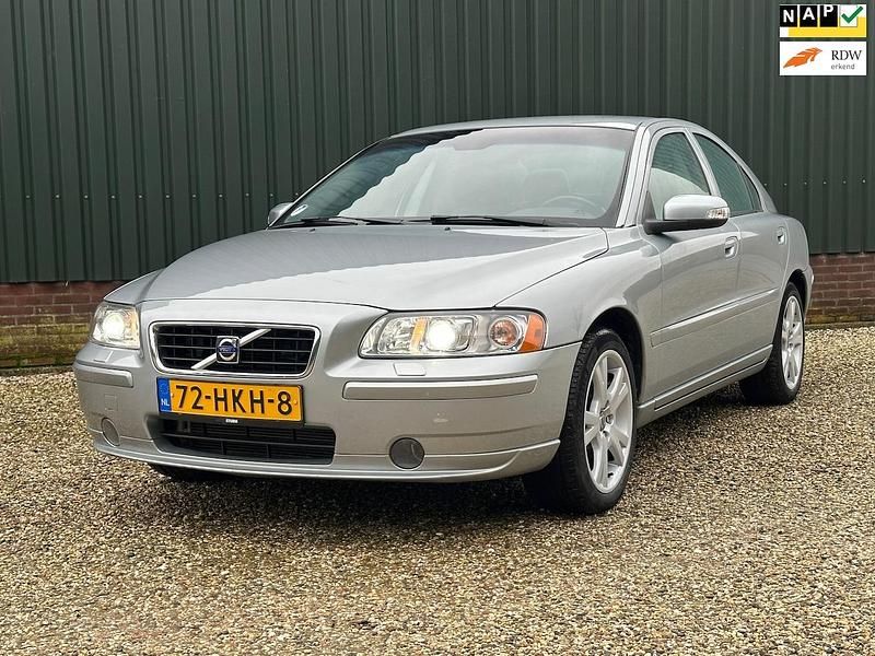 Grijs (metallic) Gebruikt 2009 Volvo S60 Sedan | € 8.950 - Afbeelding 1/4