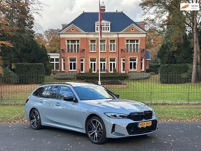 Grijs Occasion 2023 BMW 330 Stationwagen | € 44.899 (Iets duurder) - Afbeelding 1/4