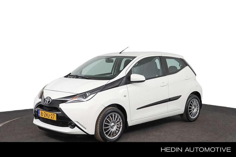 Wit Gebruikt 2015 Toyota Aygo X-play Hatchback | € 8.950 (Eerlijke prijs) - Afbeelding 1/4