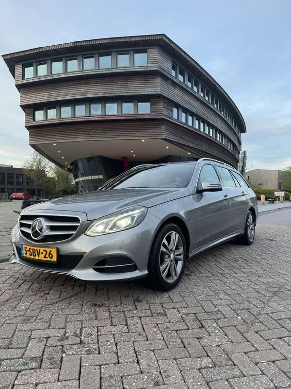 Grijs Gebruikt 2013 Mercedes E300 Stationwagen | € 13.250 (Eerlijke prijs) - Afbeelding 1/4