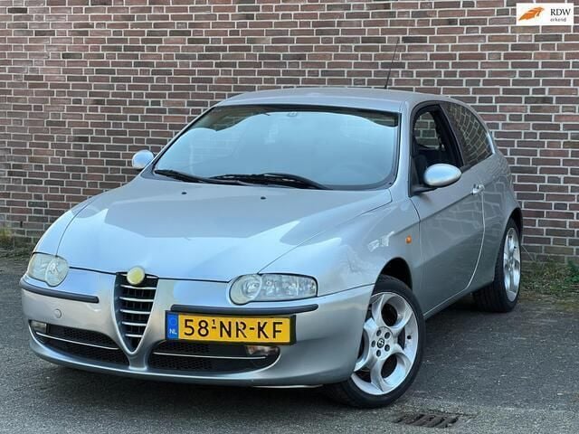 Grijs Gebruikt 2004 Alfa Romeo 147 Impression Hatchback | € 2.245 (Eerlijke prijs) - Afbeelding 1/4