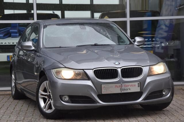 Grijs, metallic lak Gebruikt 2009 BMW 318 Comfort Edition Sedan | € 3.750 (Eerlijke prijs) - Afbeelding 1/4