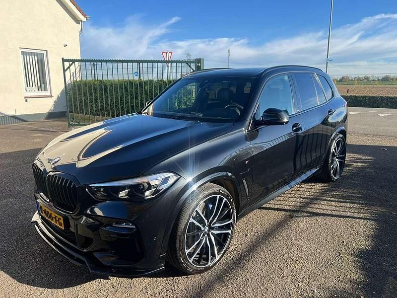 Zwart Gebruikt 2021 BMW X5 Executive SUV | € 63.950 (Eerlijke prijs) - Afbeelding 1/4