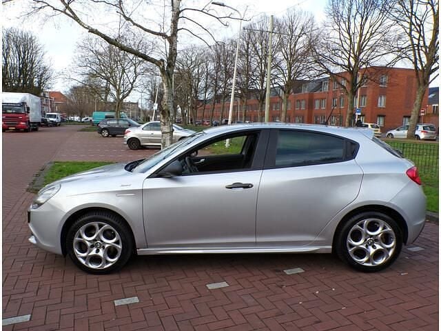 Occasion Alfa Romeo Giulietta Sprint 150 PK (110 kW) 2015 Grijs (metallic) Hatchback