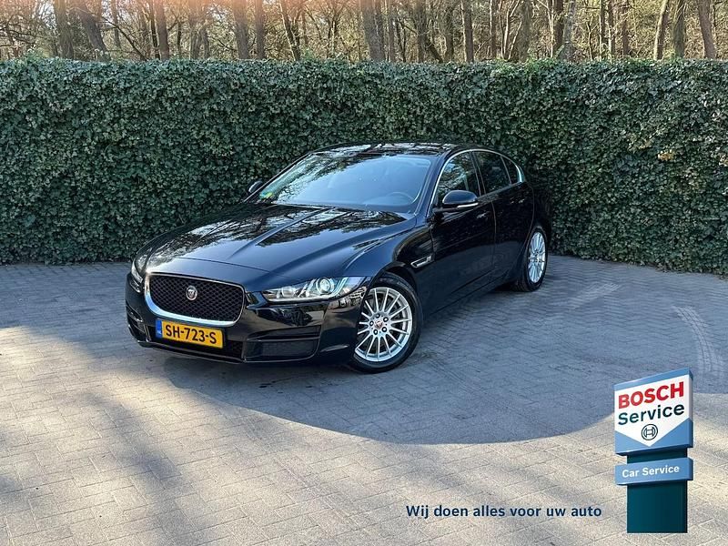 Zwart (metallic) Gebruikt 2018 Jaguar XE Pure Sedan | € 11.890 (Eerlijke prijs) - Afbeelding 1/4