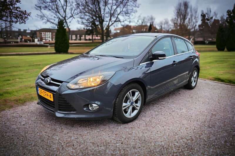 Grijs, metallic lak Gebruikt 2012 Ford Focus Titanium Hatchback | € 7.450 (Duur) - Afbeelding 1/4