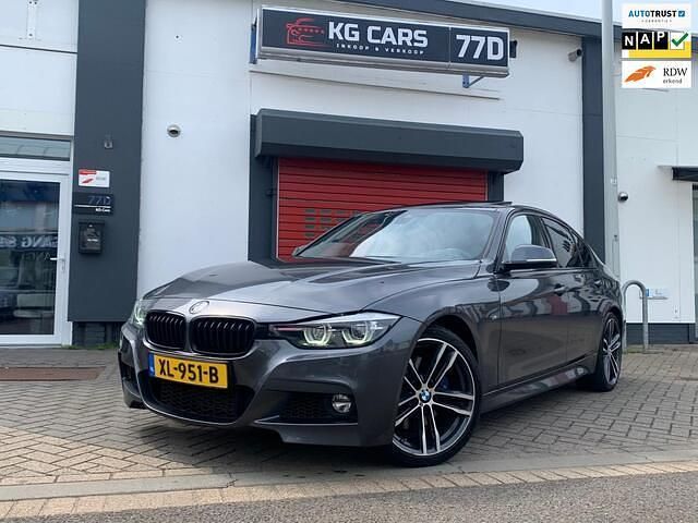 Grijs Gebruikt 2019 BMW 318 M Sport Sedan | € 19.500 (Eerlijke prijs) - Afbeelding 1/4