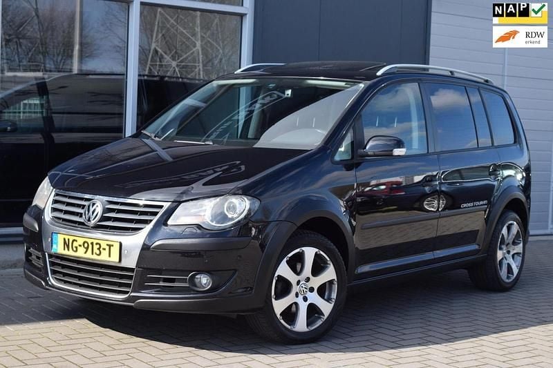 Zwart Occasion 2007 VW Touran Cross MPV | € 3.999 (Eerlijke prijs) - Afbeelding 1/4