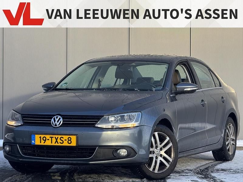Grijs Occasion 2012 VW Jetta Highline Sedan | € 7.848 (Eerlijke prijs) - Afbeelding 1/4