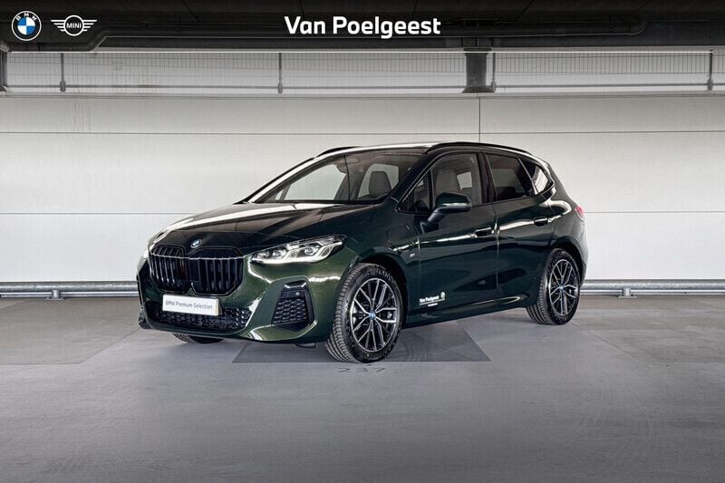Sanremo grun metallic (c4e) (groen metallic) Nieuw 2025 BMW 225 Active Tourer Comfort Edition MPV | € 59.705 (Eerlijke prijs) - Afbeelding 1/4
