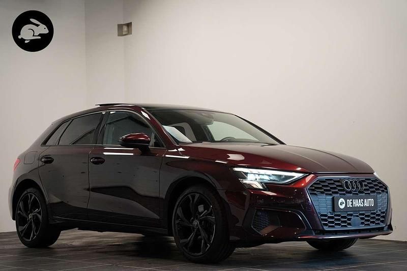Paars, metallic lak Gebruikt 2022 Audi A3 Sportback Exclusive Hatchback | € 32.450 (Duur) - Afbeelding 1/4
