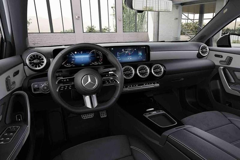 Occasion Mercedes A250 Business 218 PK (160 kW) 2025 Zilver Hatchback