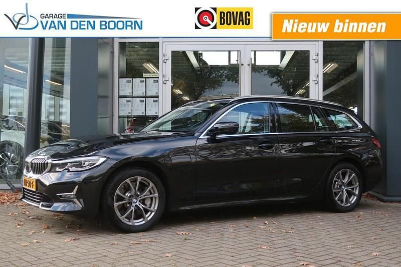 Zwart Gebruikt 2021 BMW 330 Stationwagen | € 33.950 (Eerlijke prijs) - Afbeelding 1/4