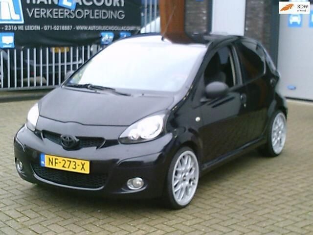 Zwart Gebruikt 2009 Toyota Aygo Sport Hatchback | € 3.250 (Eerlijke prijs) - Afbeelding 1/4