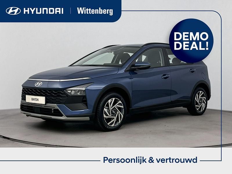 Vibrant blue Occasion 2024 Hyundai Bayon Premium SUV | € 24.400 (Iets duurder) - Afbeelding 1/3